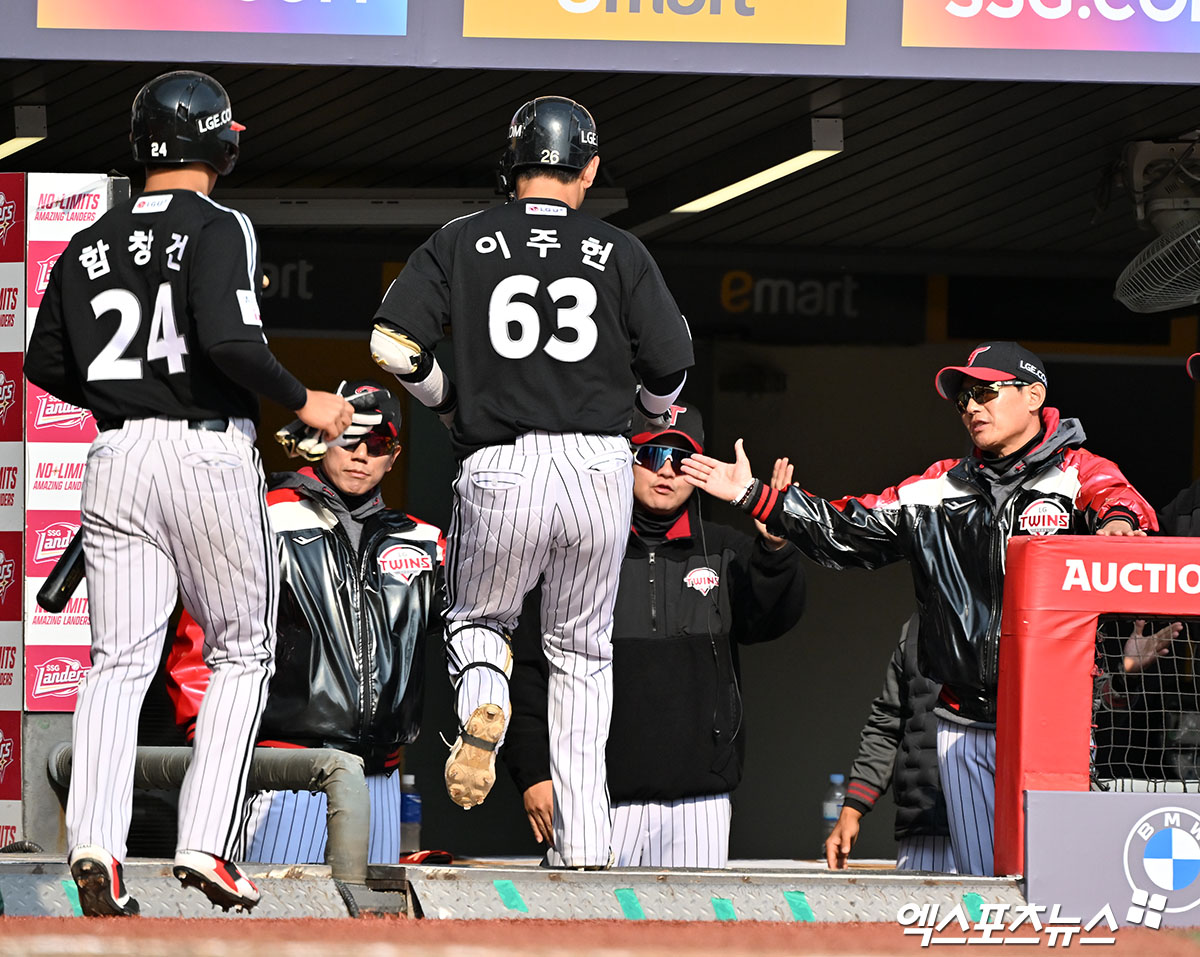 LG 트윈스는 22일 대구삼성라이온즈파크에서 열린 2026 KBO 시범경기 삼성 라이온즈전에서 14-13으로 승리했다. 양 팀 토종 에이스 LG 임찬규와 삼성 최원태가 맞붙은 가운데, LG 타선이 최원태를 상대로 3이닝 10안타 6득점을 올리며 크게 앞서나갔다. 마운드에서는 임찬규를 비롯해 구원투수 배재준, 백승현, 박시원이 7회까지 무사사구 피칭을 이어갔다. 그러나 LG는 14-6으로 앞서 있던 9회말 불펜이 급격하게 흔들리면서 7점을 내줘 스코어가 한 점 차까지 좁혔지만 동점까지는 허용하지 않으면서 14-13 진땀승을 거뒀다. 엑스포츠뉴스DB