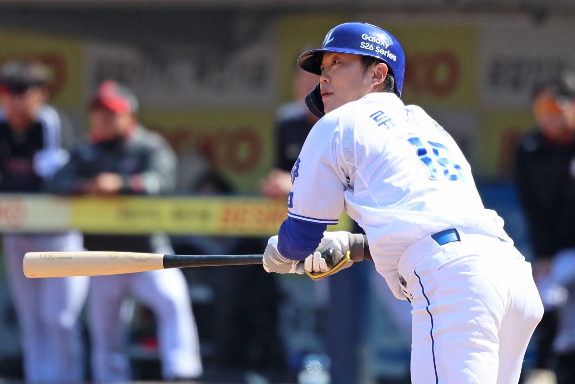 LG 트윈스는 22일 대구삼성라이온즈파크에서 열린 2026 KBO 시범경기 삼성 라이온즈전에서 14-13으로 승리했다. 양 팀 토종 에이스 LG 임찬규와 삼성 최원태가 맞붙은 가운데, LG 타선이 최원태를 상대로 3이닝 10안타 6득점을 올리며 크게 앞서나갔다. 마운드에서는 임찬규를 비롯해 구원투수 배재준, 백승현, 박시원이 7회까지 무사사구 피칭을 이어갔다. 그러나 LG는 14-6으로 앞서 있던 9회말 불펜이 급격하게 흔들리면서 7점을 내줘 스코어가 한 점 차까지 좁혔지만 동점까지는 허용하지 않으면서 14-13 진땀승을 거뒀다. 삼성 라이온즈