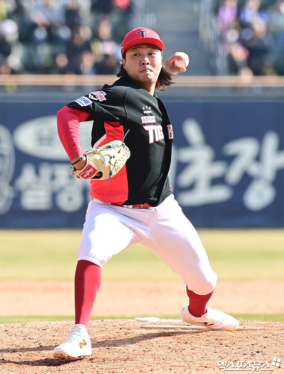 21일 오후 서울 송파구 잠실야구장에서 열린 '2026 신한 SOL Bank KBO리그 시범경기' KIA 타이거즈와 두산 베어스의 경기, 8회말 KIA 김범수가 역투하고 있다. 엑스포츠뉴스 DB