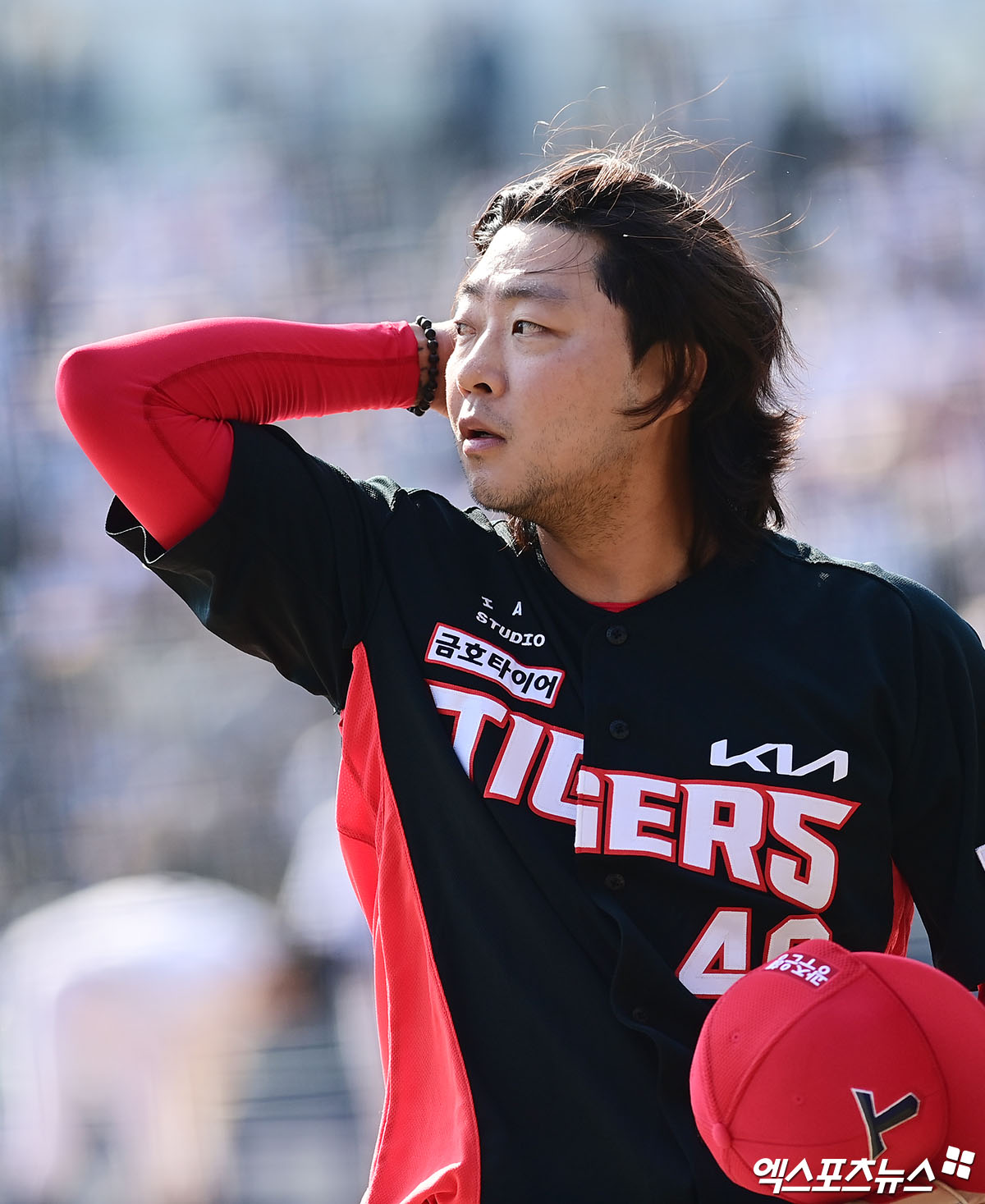 21일 오후 서울 송파구 잠실야구장에서 열린 '2026 신한 SOL Bank KBO리그 시범경기' KIA 타이거즈와 두산 베어스의 경기, 8회말 KIA 투수 김범수가 삼자범퇴로 이닝을 마친 뒤 더그아웃으로 향하고 있다. 엑스포츠뉴스 DB