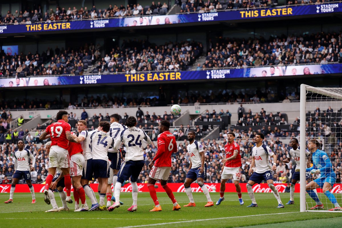 이고르 투도르 감독이 이끄는 토트넘은 23일(한국시간) 영국 런던의 토트넘 홋스퍼 스타디움에서 열린 노팅엄 포레스트와의 2025-2026 잉글리시 프리미어리그 31라운드 홈 경기에서 0-3으로 완패했다. 토트넘은 또다시 2026년 프리미어리그 첫 승 신고에 실패했을 뿐만 아니라 승점 30(7승9무15패)을 유지해 프리미어리그 17위로 내려갔다. 현재 토트넘과 강등권인 18위 웨스트햄 유나이티드 간의 승점 차는 불과 1점이라 잔여 일정 결과에 따라 1977년 이후 49년 만에 2부리그 강등이 현실이 될 수도 있다. 연합뉴스