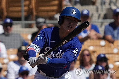 LA다저스 소식통 다저스 웨이는 23일(한국시간) LA다저스가 2026시즌 미국 메이저리그(MLB) 개막 엔트리에 김혜성을 제외하자 김혜성의 미래를 주목했다. 김혜성은 스프링캠프 기간 동안 타율 0.407(27타수 11안타) 1홈런 6타점 1볼넷 8삼진 OPS(출루율+장타율) 0.967을 찍으며 좋은 타격 감각을 보여줬음에도 지난해에 이어 또다시 마이너리그에서 시즌을 시작한다. 매체는 김혜성이 마이너리그에서 좋은 활약을 펼치며 다저스가 김혜성을 다른 팀으로 트레이드 보낼 것으로 전망했다. 연합뉴스
