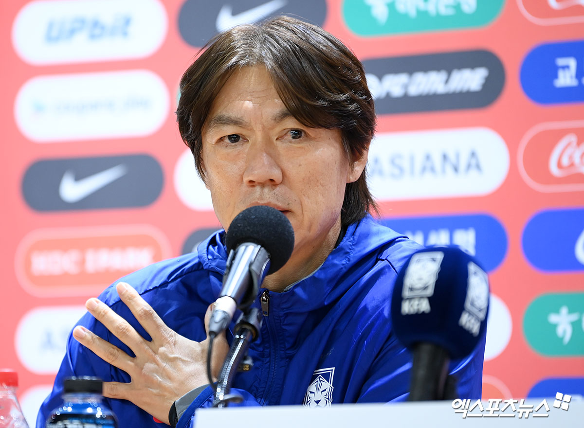 홍명보 한국 축구 국가대표팀 감독이 2026 국제축구연맹(FIFA) 북중미 월드컵 전 마지막 실전 점검을 위해 유럽으로 향했다. 이번 A매치 기간 동안 해결해야 할 가장 큰 숙제는 주장 손흥민(LAFC)의 올해 첫 필드골이다. 손흥민이 올 시즌 공식전에서 기록한 유일한 골은 페널티킥 골뿐이다. 필드골은 아직 없다. 최근 공식전 8경기 연속 득점 실패다. 손흥민의 올해 첫 필드골이 A매치에서 터질 수 있을지, 이를 바탕으로 월드컵 전까지 득점 감각을 유지할 수 있을지 관심이 집중된다. 엑스포츠뉴스DB