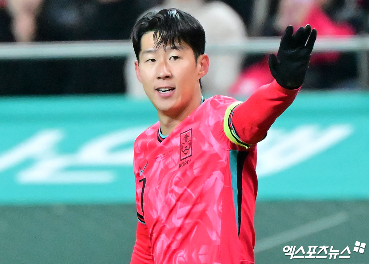 홍명보 한국 축구 국가대표팀 감독이 2026 국제축구연맹(FIFA) 북중미 월드컵 전 마지막 실전 점검을 위해 유럽으로 향했다. 이번 A매치 기간 동안 해결해야 할 가장 큰 숙제는 주장 손흥민(LAFC)의 올해 첫 필드골이다. 손흥민이 올 시즌 공식전에서 기록한 유일한 골은 페널티킥 골뿐이다. 필드골은 아직 없다. 최근 공식전 8경기 연속 득점 실패다. 손흥민의 올해 첫 필드골이 A매치에서 터질 수 있을지, 이를 바탕으로 월드컵 전까지 득점 감각을 유지할 수 있을지 관심이 집중된다. 엑스포츠뉴스DB