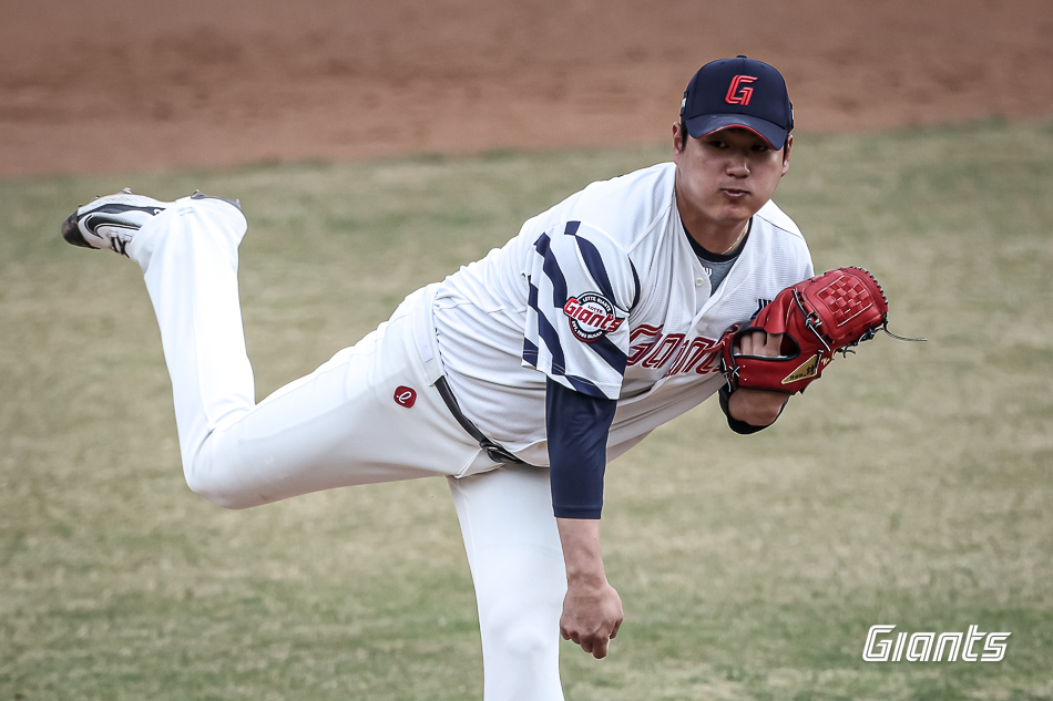 정규시즌 개막을 앞두고 기대 이상의 전력을 뽐내고 있는 롯데 자이언츠가 SSG 랜더스를 꺾고 역대 시범경기 13번째 1위 자리에 올랐다. 롯데는 23일 인천 SSG랜더스필드에서 2026 신한 SOL뱅크 KBO 시범경기 SSG전을 치러 5-2로 승리했다. 이날 승리로 시범경기 8승2무1패를 기록한 남은 한 경기 결과와 상관 없이 1위를 확정했다. 롯데는 역대 시범경기에서 1986년부터 시작해 최근 2022년까지 12차례 1위(양대리그 포함)에 올랐다. 이 가운데 1992년과 1999년(양대리그)엔 정규시즌 1위에 오르기도 했다. 롯데 자이언츠