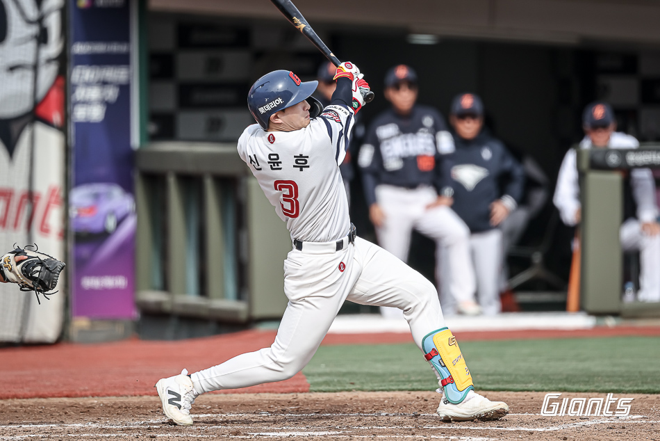 정규시즌 개막을 앞두고 기대 이상의 전력을 뽐내고 있는 롯데 자이언츠가 SSG 랜더스를 꺾고 역대 시범경기 13번째 1위 자리에 올랐다. 롯데는 23일 인천 SSG랜더스필드에서 2026 신한 SOL뱅크 KBO 시범경기 SSG전을 치러 5-2로 승리했다. 이날 승리로 시범경기 8승2무1패를 기록한 남은 한 경기 결과와 상관 없이 1위를 확정했다. 롯데는 역대 시범경기에서 1986년부터 시작해 최근 2022년까지 12차례 1위(양대리그 포함)에 올랐다. 이 가운데 1992년과 1999년(양대리그)엔 정규시즌 1위에 오르기도 했다. 롯데 자이언츠