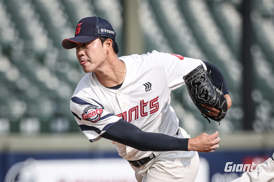 정규시즌 개막을 앞두고 기대 이상의 전력을 뽐내고 있는 롯데 자이언츠가 SSG 랜더스를 꺾고 역대 시범경기 13번째 1위 자리에 올랐다. 롯데는 23일 인천 SSG랜더스필드에서 2026 신한 SOL뱅크 KBO 시범경기 SSG전을 치러 5-2로 승리했다. 이날 승리로 시범경기 8승2무1패를 기록한 남은 한 경기 결과와 상관 없이 1위를 확정했다. 롯데 파이어볼러 윤성빈이 8회 마운드에 올라 역투하고 있다. 롯데 자이언츠