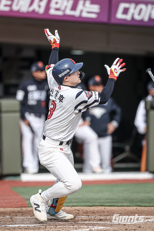 정규시즌 개막을 앞두고 기대 이상의 전력을 뽐내고 있는 롯데 자이언츠가 SSG 랜더스를 꺾고 역대 시범경기 13번째 1위 자리에 올랐다. 롯데는 23일 인천 SSG랜더스필드에서 2026 신한 SOL뱅크 KBO 시범경기 SSG전을 치러 5-2로 승리했다. 이날 승리로 시범경기 8승2무1패를 기록한 남은 한 경기 결과와 상관 없이 1위를 확정했다. 롯데는 역대 시범경기에서 1986년부터 시작해 최근 2022년까지 12차례 1위(양대리그 포함)에 올랐다. 이 가운데 1992년과 1999년(양대리그)엔 정규시즌 1위에 오르기도 했다. 롯데 자이언츠