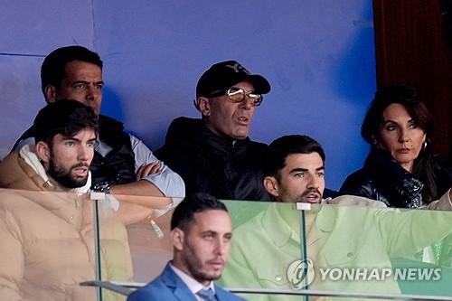 프랑스 매체 RMC 스포츠가 지난 23일(한국시간) 지단이 디디에 데샹의 후임으로 프랑스 축구 대표팀 감독으로 부임할 거라고 보도했다.지단은 2021년 여름 레알 마드리드 2기를 끝낸 뒤, 지금까지 휴식을 취하고 있다. 그는 레알에서만 두 차례 감독직을 맡았으며 여기에서 수많은 트로피를 들어 올렸다. 연합뉴스