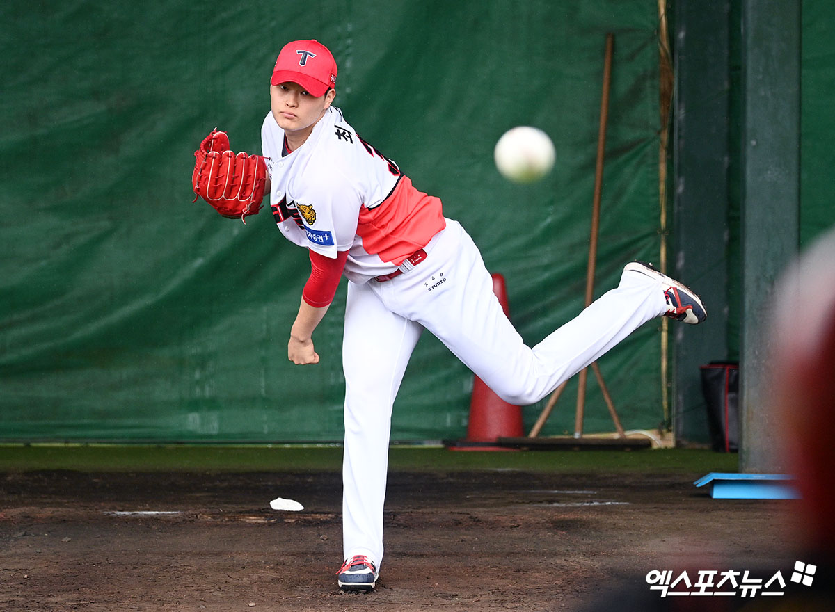 25일 일본 오키나와 킨 구장에서 진행된 KIA 타이거즈의 2차 스프링캠프, KIA 최지민이 불펜 피칭을 하고 있다. 엑스포츠뉴스 DB