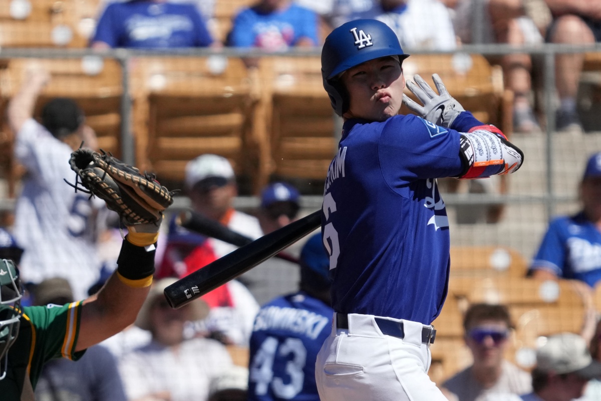 LA 다저스 김혜성이 23일 마이너리그행 통보를 받았다. 시범경기 기간 27타수 11안타 타율 0.407, 1홈런, 6타점, 5도루, 출루율 0.448, 장타율 0.519로 활약했지만, 개막 로스터 승선에 실패했다. 다저스는 시범경기 1할대 타율에 그친 내야수 알렉스 프리랜드를 개막 로스터에 포함했다. 연합뉴스