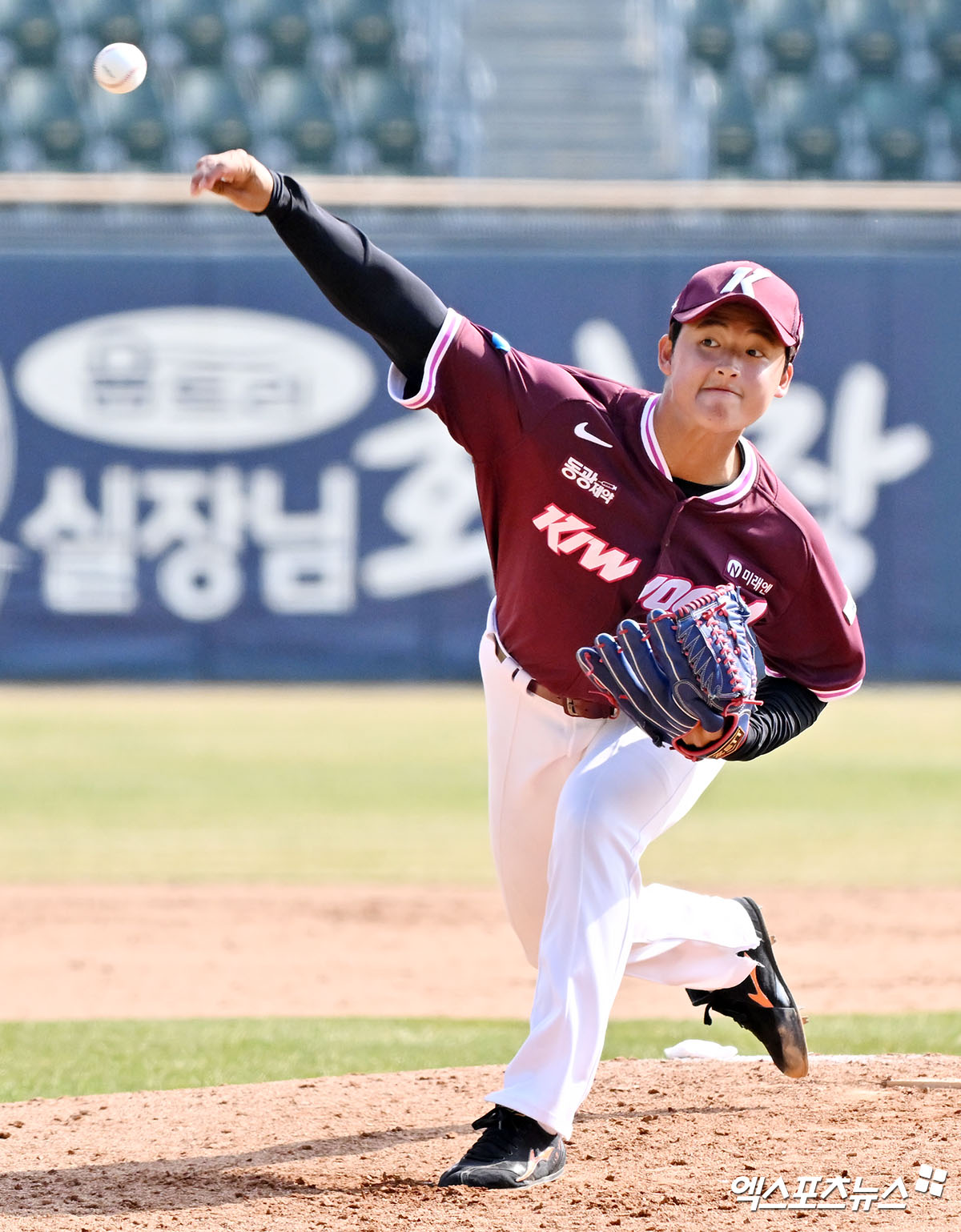 23일 오후 서울 송파구 잠실야구장에서 열린 '2026 신한 SOL Bank KBO리그' 키움 히어로즈와 LG 트윈스의 시범경기, 7회말 키움 박준현이 공을 힘차게 던지고 있다. 잠실, 김한준 기자