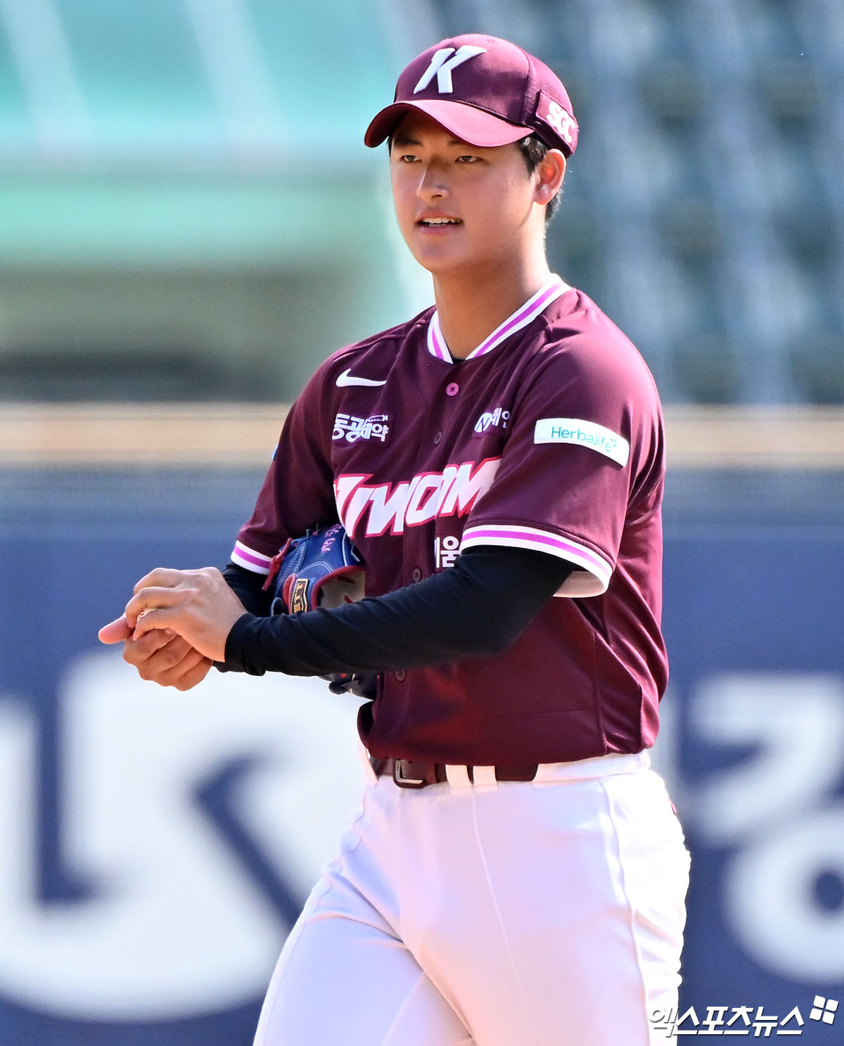 23일 오후 서울 송파구 잠실야구장에서 열린 '2026 신한 SOL Bank KBO리그' 키움 히어로즈와 LG 트윈스의 시범경기, 7회말 키움 박준현이 공을 힘차게 던지고 있다. 잠실, 김한준 기자