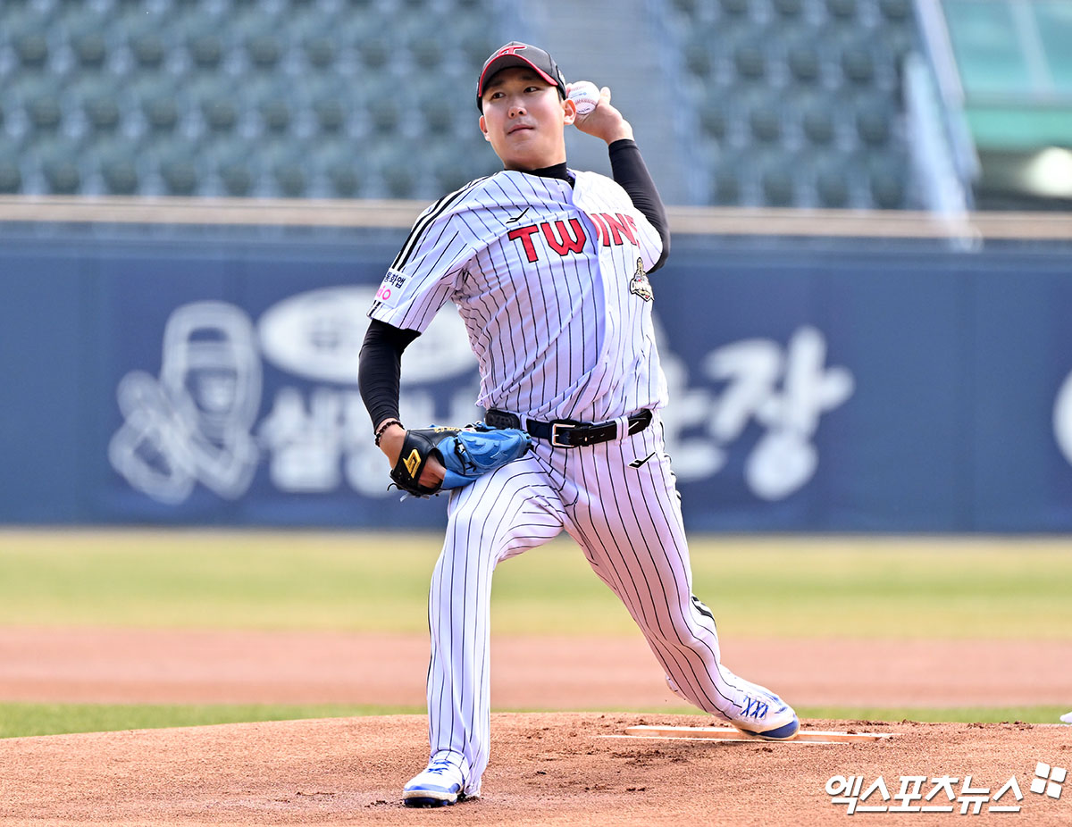 24일 오후 서울 송파구 잠실야구장에서 열린 '2026 신한 SOL Bank KBO리그' 키움 히어로즈와 LG 트윈스의 시범경기, 1회초 LG 손주영이 공을 힘차게 던지고 있다. 잠실, 김한준 기자