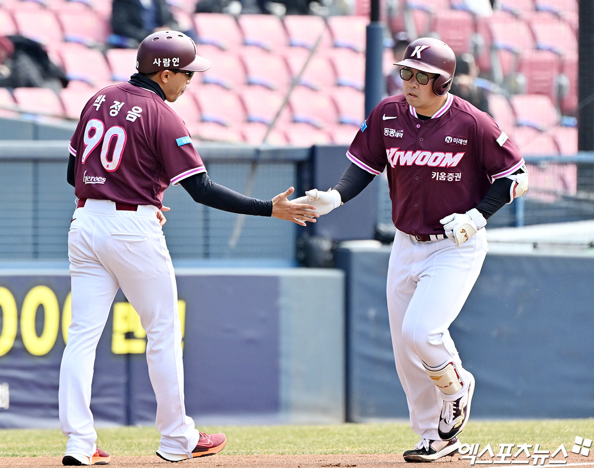 24일 오후 서울 송파구 잠실야구장에서 열린 '2026 신한 SOL Bank KBO리그' 키움 히어로즈와 LG 트윈스의 시범경기, 1회초 무사 1루 키움 안치홍이 투런 홈런을 날리고 있다. 잠실, 김한준 기자