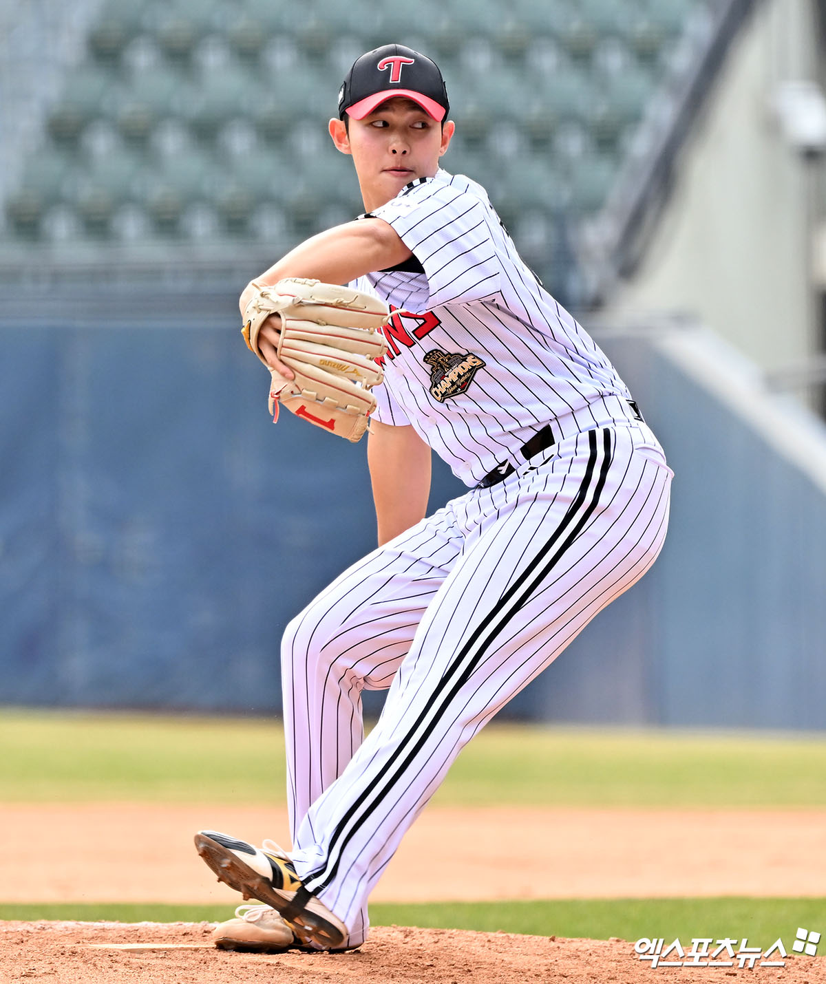 24일 오후 서울 송파구 잠실야구장에서 열린 '2026 신한 SOL Bank KBO리그' 키움 히어로즈와 LG 트윈스의 시범경기, 9회초 LG 김영우가 공을 힘차게 던지고 있다. 잠실, 김한준 기자