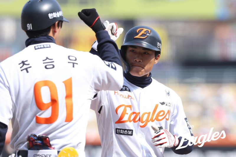 한화 이글스 루키 외야수 오재원(오른쪽)이 대전 한화생명 볼파크에서 열린 2026 KBO 시범경기 최종전에서 NC 다이노스를 상대로 적시타를 기록했다. 사진 한화 이글스