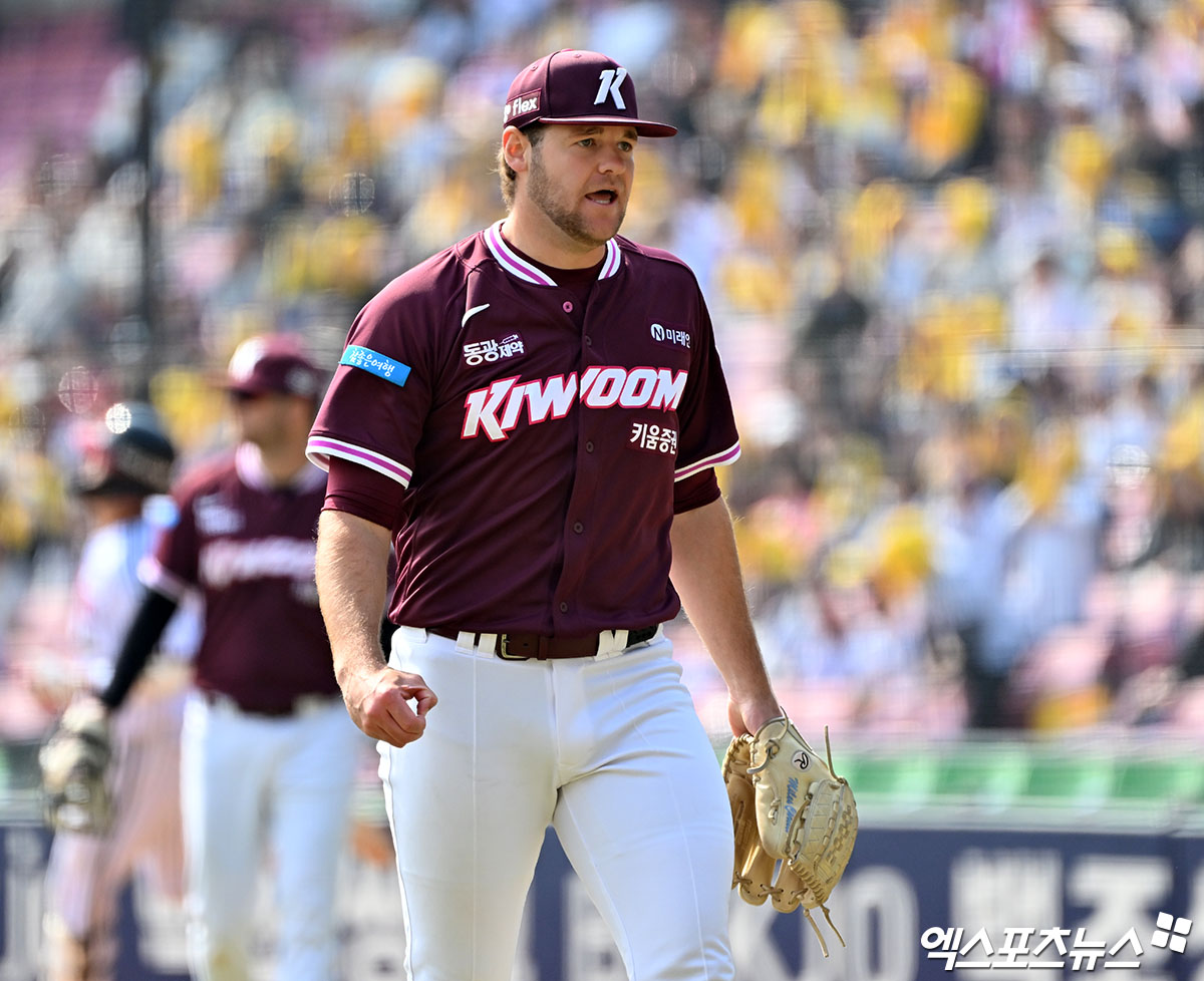 24일 오후 서울 송파구 잠실야구장에서 열린 '2026 신한 SOL Bank KBO리그' 키움 히어로즈와 LG 트윈스의 시범경기, 5회말 수비를 마친 키움 와일스가 더그아웃으로 향하고 있다. 잠실, 김한준 기자