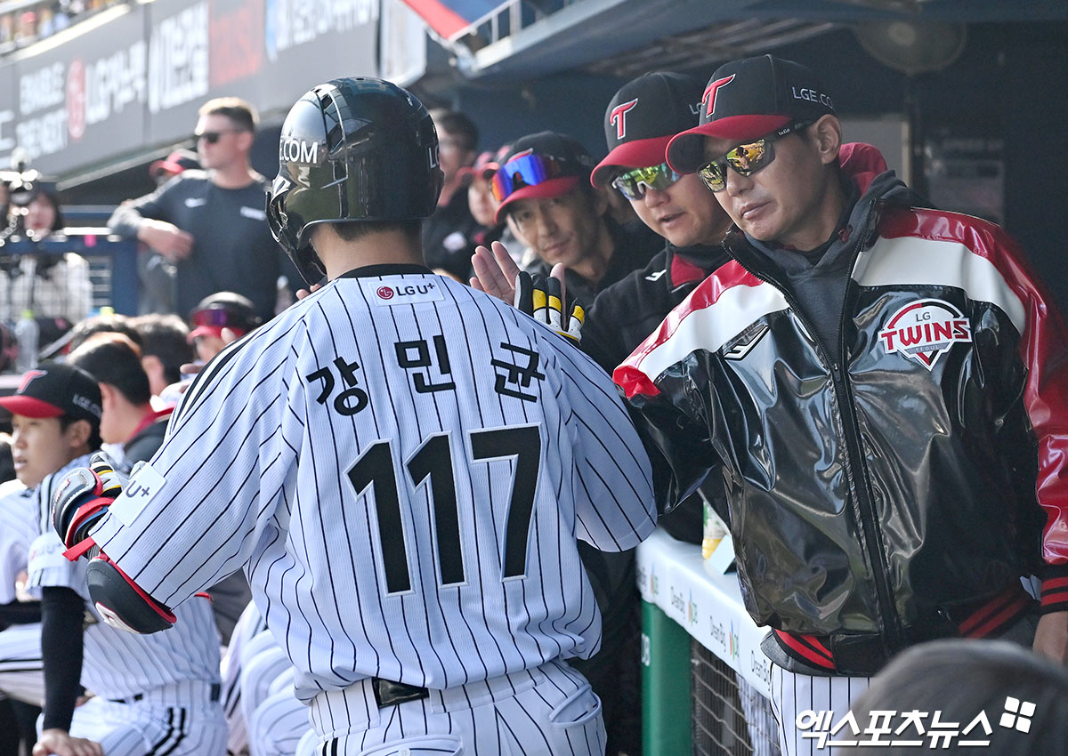23일 오후 서울 송파구 잠실야구장에서 열린 '2026 신한 SOL Bank KBO리그' 키움 히어로즈와 LG 트윈스의 시범경기, 7회말 2사 LG 강민균이 솔로 홈런을 날린 후 염경엽 감독과 하이파이브를 하고 있다. 엑스포츠뉴스 DB