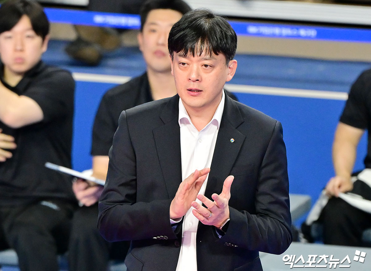 2일 오후 경기도 화성 종합실내체육관에 열린 '진에어 2025-2026 V-리그' IBK 기업은행과 GS칼텍스의 경기, GS칼텍스 이영택 감독이 박수를 치고 있다. 엑스포츠뉴스 DB