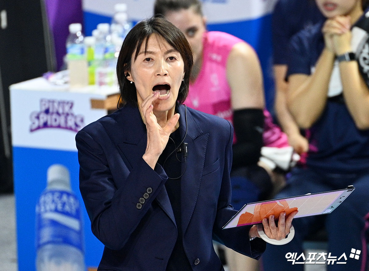 10일 오후 인천 부평구 삼산월드체육관 열린 '진에어 2025-2026 V-리그' 흥국생명과 IBK기업은행의 경기, 흥국생명 요시하라 감독이 작전지시를 하고 있다. 엑스포츠뉴스 DB