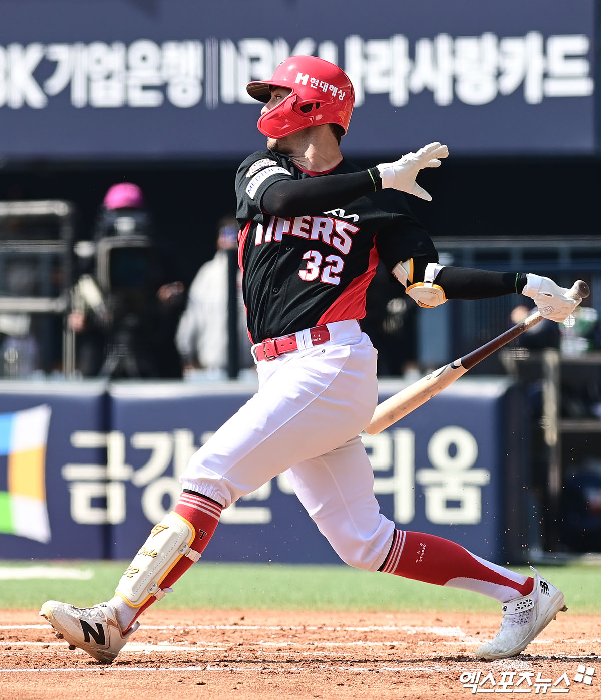 21일 오후 서울 송파구 잠실야구장에서 열린 '2026 신한 SOL Bank KBO리그 시범경기' KIA 타이거즈와 두산 베어스의 경기, 3회초 KIA 데일이 타격하고 있다. 엑스포츠뉴스 DB