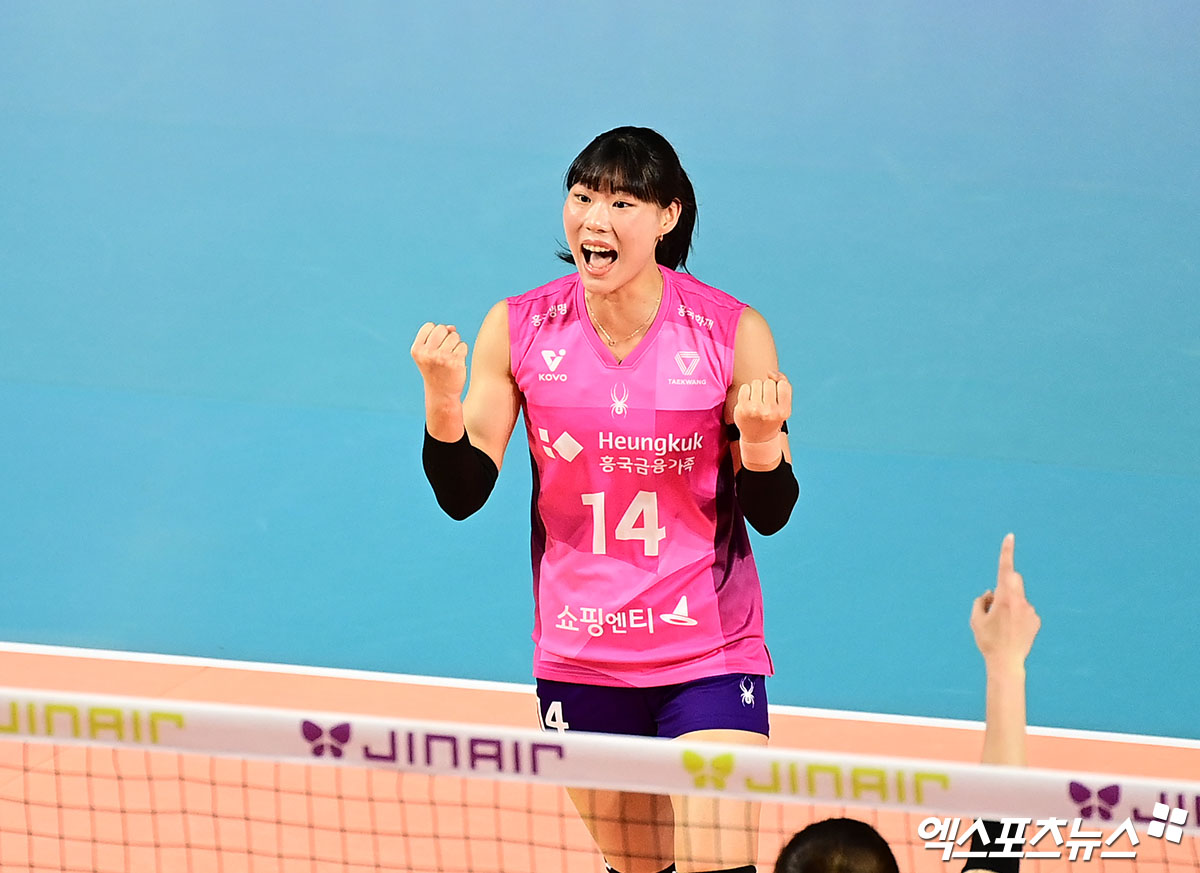 3일 오후 인천 부평구 삼산월드체육관 열린 '진에어 2025-2026 V-리그' 흥국생명과 한국도로공사의 경기, 흥국생명 요시하라 토모코 감독이 작전타임을 갖고 있다. 엑스포츠뉴스 DB