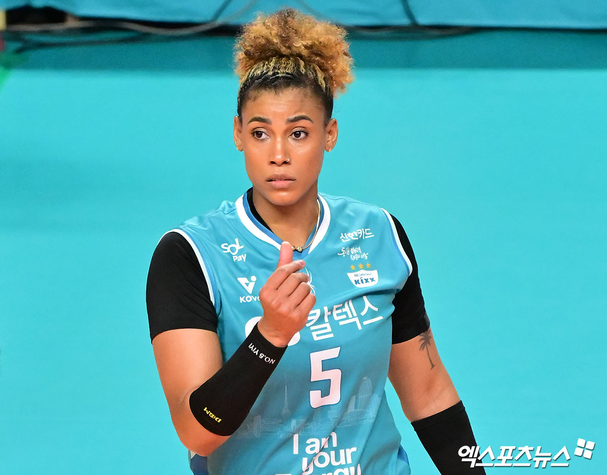  6일 오후 서울 장충체육관에서 열린 '진에어 2025-2026 V-리그' GS칼텍스와 페퍼저축은행의 경기, GS칼텍스 실바가 터치아웃을 주장하고 있다. 엑스포츠뉴스 DB