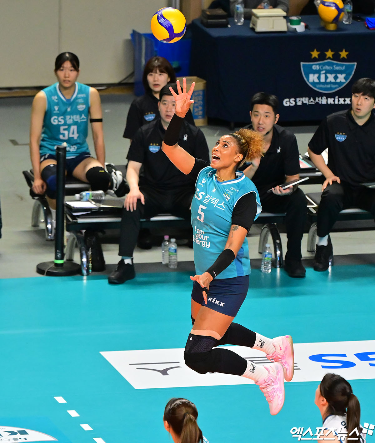 23일 오후 서울 장충체육관에서 열린 '진에어 2025-2026 V-리그' GS칼텍스와 한국도로공사의 경기, GS칼텍스 실바가 공격을 시도하고 있다. 엑스포츠뉴스 DB