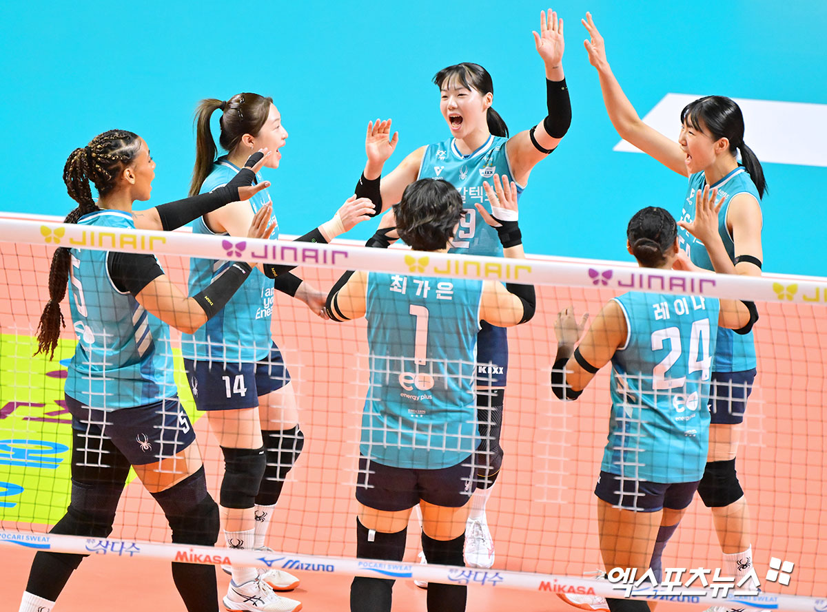  11일 오후 서울 장충체육관에서 열린 '진에어 2025-2026 V-리그' GS칼텍스와 페퍼저축은행의 경기, GS칼텍스 선수들이 기뻐하고 있다. 엑스포츠뉴스 DB