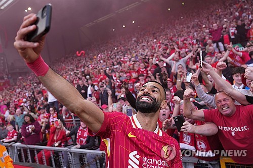 리버풀의 살아있는 전설 '파라오' 모하메드 살라가 이번 시즌을 끝으로 리버풀을 떠난다. 두 번의 잉글리시 프리미어리그(EPL) 우승과 유럽축구연맹(UEFA) 챔피언스리그 우승을 포함해 리버풀에서만 9개의 트로피를 들어올렸고, 2010년대 중후반부터 2020년대 초반까지 꾸준하게 프리미어리그 정상급 윙어로 활약했던 살라가 9년간 이어졌던 리버풀과의 동행에 마침표를 찍기로 결정했다. 사진 연합뉴스