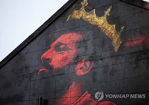 리버풀의 살아있는 전설 '파라오' 모하메드 살라가 이번 시즌을 끝으로 리버풀을 떠난다. 두 번의 잉글리시 프리미어리그(EPL) 우승과 유럽축구연맹(UEFA) 챔피언스리그 우승을 포함해 리버풀에서만 9개의 트로피를 들어올렸고, 2010년대 중후반부터 2020년대 초반까지 꾸준하게 프리미어리그 정상급 윙어로 활약했던 살라가 9년간 이어졌던 리버풀과의 동행에 마침표를 찍기로 결정했다. 사진 연합뉴스