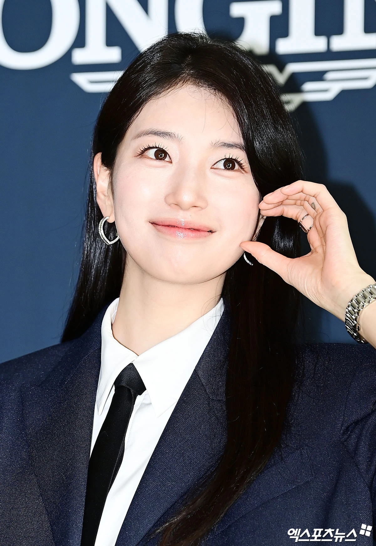 왼손 약지에 보이는 하트 타투