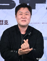 윤경호 '요즘 대세의 공손한 하트'[엑's HD포토]