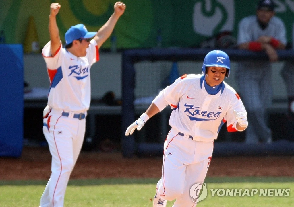 2008 베이징 올림픽 준결승 일본전에서 8회말 결승 2점 홈런을 기록했던 이승엽(오른쪽). 사진 연합뉴스