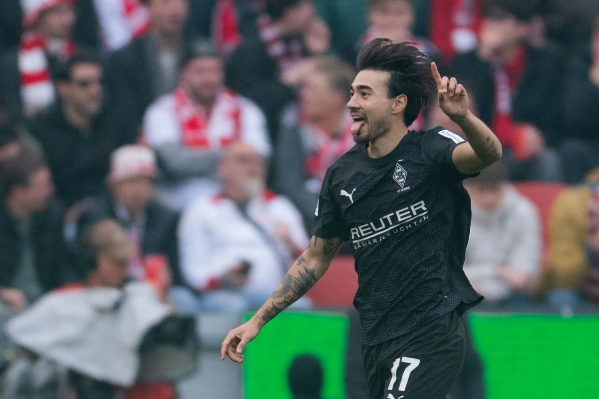 독일 혼혈 선수 옌스 카스트로프가 2025-2026시즌 두 번째로 보루시아 묀헨글라트바흐 이달의 선수로 뽑혔다. 묀헨글라트바흐에서 좋은 활약을 펼치며 주전 선수로 등극한 카스트로프는 대한민국 축구 국가대표팀에서도 선발 자리를 꿰차 2026 국제축구연맹(FIFA) 북중미 월드컵(캐나다·미국·멕시코 공동개최)에서 활약할 수 있기를 바랐다. 홍명보 감독이 이끄는 대한민국 축구 국가대표팀은 이번 3월 A매치 기간에 유럽 원정을 떠나 코트디부아르, 오스트리아와 2연전을 치른다. 연합뉴스