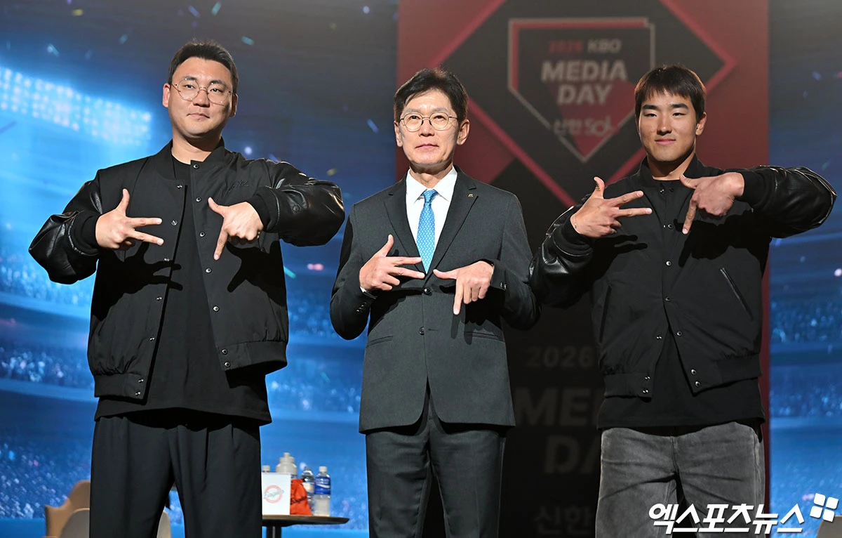 2026년 프로야구 KBO리그 시작을 알리는 개막전에 앞서 미디어데이가 열린 가운데 각 팀 개막전 선발 투수는 외국인 투수 9명, 국내 투수 1명으로 결정됐다. 구창모는 28일 창원NC파크에서 열릴 두산 베어스와 2026 신한 SOL뱅크 KBO 정규시즌 개막전에 선발로 출격한다. 이호준 NC 감독은 26일 KBO 미디어데이에서 개막전 선발 투수로 구창모를 호명했다. 구창모 말고는 전부 외인 투수들이 개막전 선발로 나선다. 요니 치리노스(LG 트윈스), 윌켈 에르난데스(한화 이글스), 아라엘 후라도(삼성 라이온즈), 미치 화이트(SSG 랜더스), 제임스 네일(KIA 타이거즈), 맷 사우어(KT 위즈), 엘빈 로드리게스(롯데 자이언츠), 라울 알칸타라(키움 히어로즈), 크리스 플렉센(두산 베어스)이 마운드에 오른다. 잠실 김한준 기자