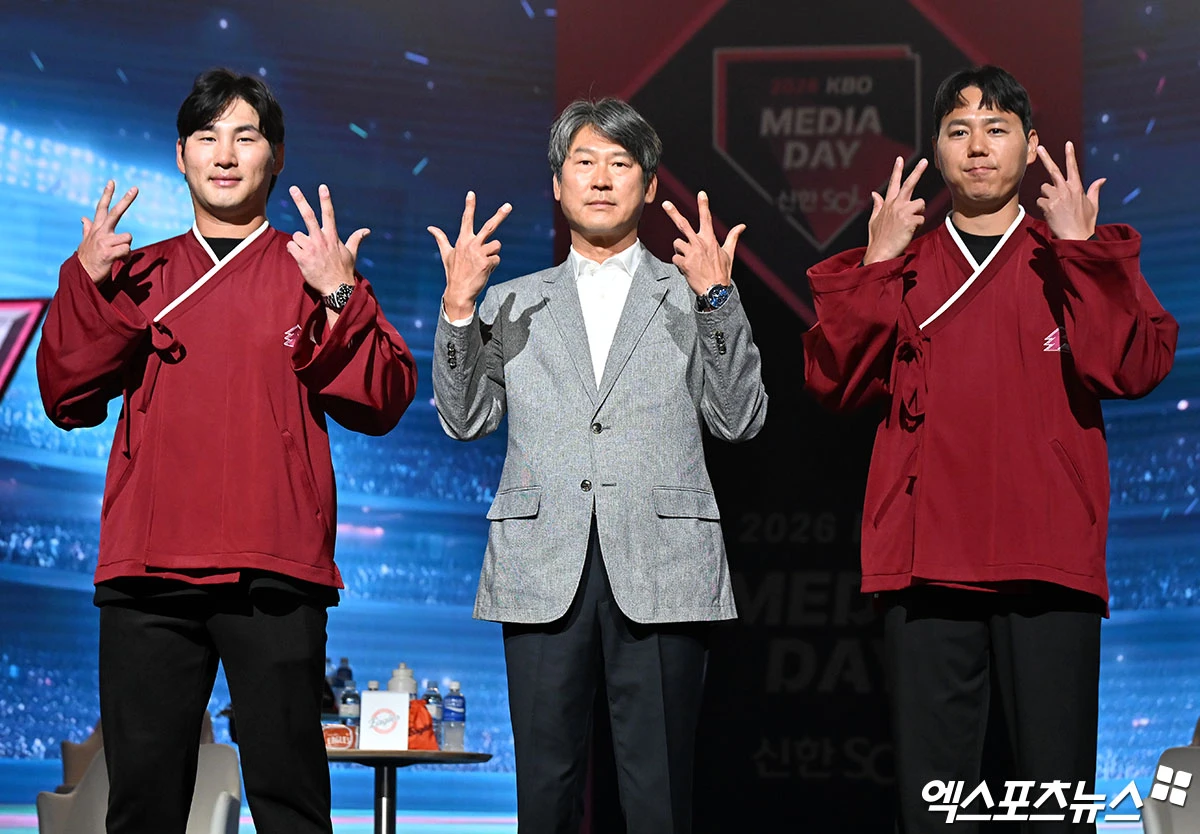 2026년 프로야구 KBO리그 시작을 알리는 개막전에 앞서 미디어데이가 열린 가운데 각 팀 개막전 선발 투수는 외국인 투수 9명, 국내 투수 1명으로 결정됐다. 구창모는 28일 창원NC파크에서 열릴 두산 베어스와 2026 신한 SOL뱅크 KBO 정규시즌 개막전에 선발로 출격한다. 이호준 NC 감독은 26일 KBO 미디어데이에서 개막전 선발 투수로 구창모를 호명했다. 구창모 말고는 전부 외인 투수들이 개막전 선발로 나선다. 요니 치리노스(LG 트윈스), 윌켈 에르난데스(한화 이글스), 아라엘 후라도(삼성 라이온즈), 미치 화이트(SSG 랜더스), 제임스 네일(KIA 타이거즈), 맷 사우어(KT 위즈), 엘빈 로드리게스(롯데 자이언츠), 라울 알칸타라(키움 히어로즈), 크리스 플렉센(두산 베어스)이 마운드에 오른다. 잠실 김한준 기자