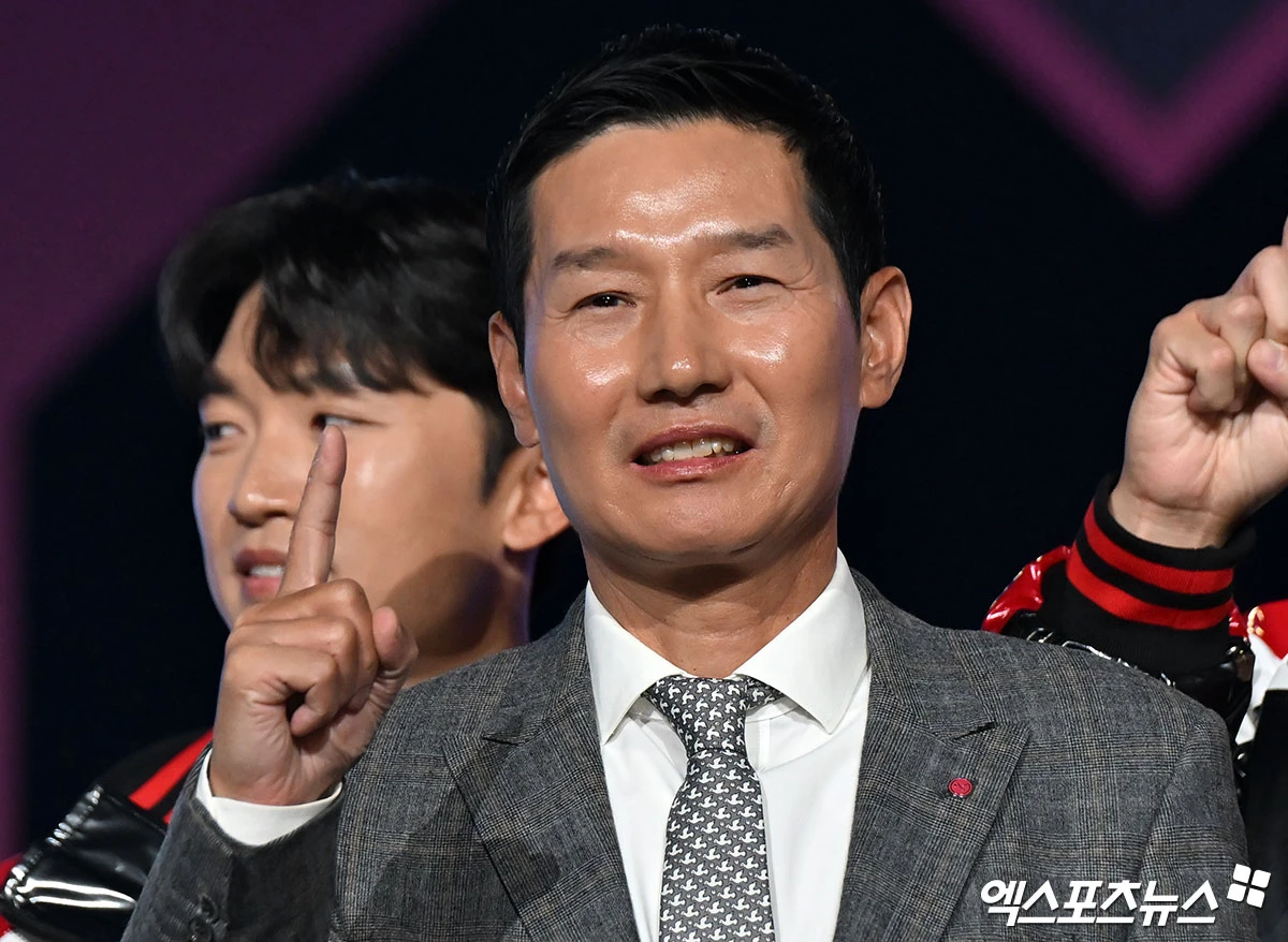 26일 오후 서울 송파구 롯데호텔 월드에서 열린 ‘2026 신한은행 SOL KBO’ 미디어데이, LG 염경엽 감독이 포즈를 취하고 있다. 잠실, 김한준 기자