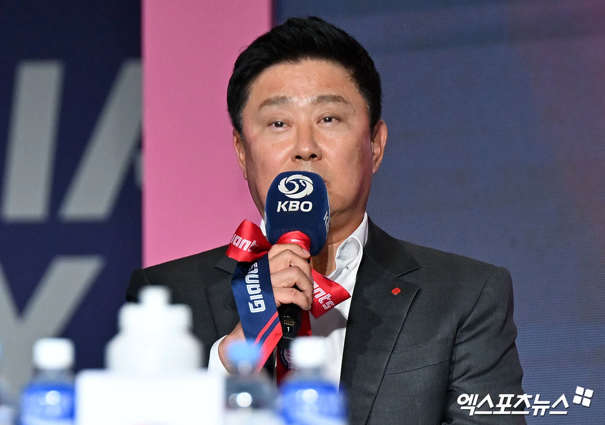 26일 오후 서울 송파구 롯데호텔 월드에서 열린 ‘2026 신한은행 SOL KBO’ 미디어데이, 롯데 김태형 감독이 출사표를 말하고 있다. 잠실, 김한준 기자