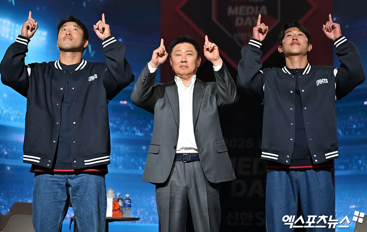 김태형(가운데) 롯데 자이언츠 감독이 26일 서울 잠실 롯데호텔 월드에서 열린 2026 신한 SOL KBO리그 미디어데이에 참석해 팬들에게 올해 가을야구를 선사하겠다고 약속했다. 사진 김한준 기자