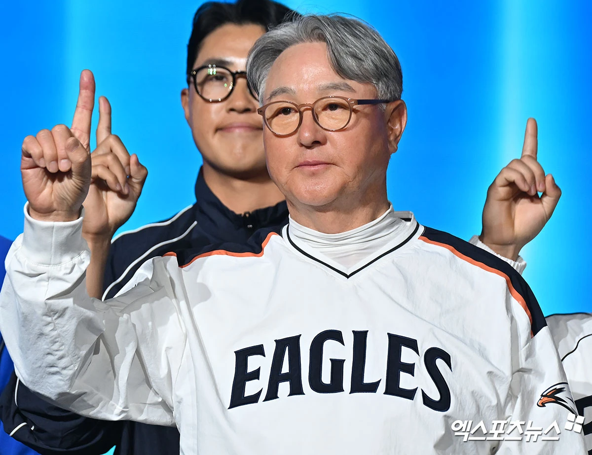  26일 오후 서울 송파구 롯데호텔 월드에서 열린 ‘2026 신한은행 SOL KBO’ 미디어데이, 한화 김경문 감독이 포즈를 취하고 있다. 잠실, 김한준 기자