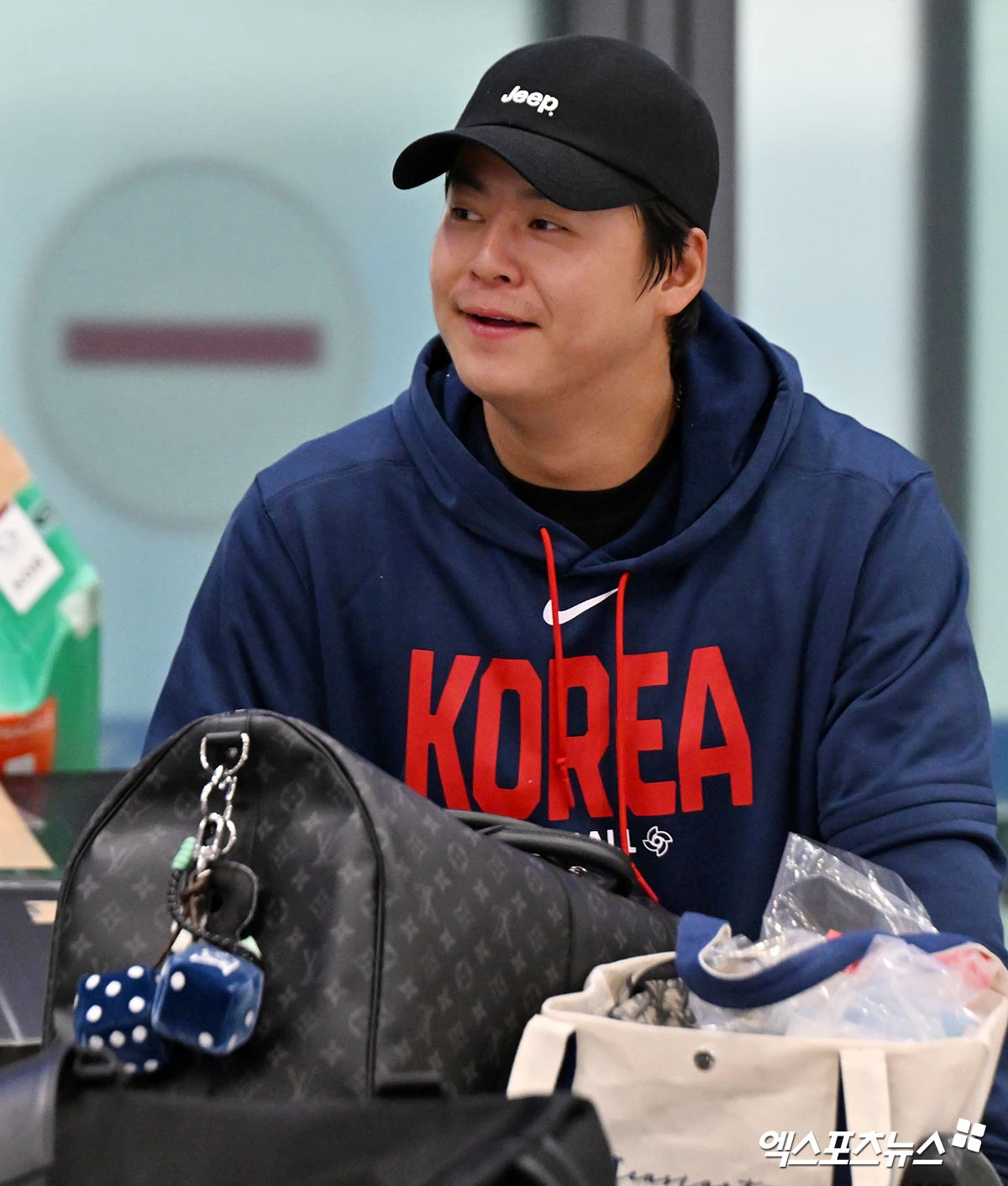 17년 만에 WBC 8강에 진출한 야구 대표팀이 16일 새벽 인천국제공항을 통해 귀국했다.  입국장을 빠져나오는 야구 대표팀 노시환. 엑스포츠뉴스 DB