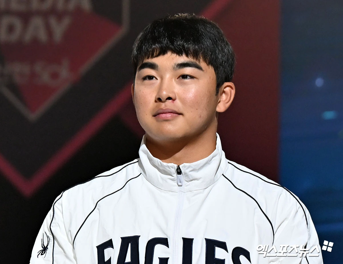 26일 오후 서울 송파구 롯데호텔 월드에서 열린 ‘2026 신한은행 SOL KBO’ 미디어데이, 한화 문현빈이 포즈를 취하고 있다. 잠실, 김한준 기자