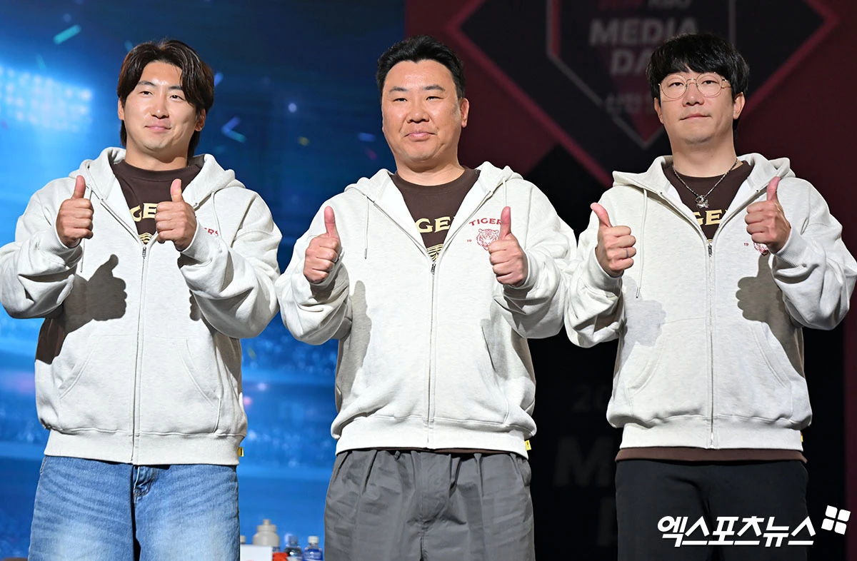 26일 오후 서울 송파구 롯데호텔 월드에서 열린 ‘2026 신한은행 SOL KBO’ 미디어데이, KIA 나성범, 이범호 감독, 양현종이 포즈를 취하고 있다. 잠실, 김한준 기자