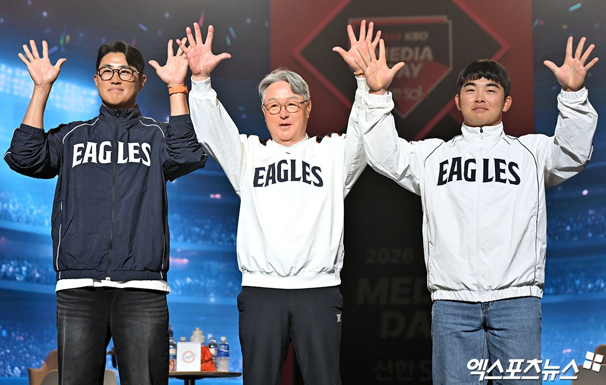 26일 오후 서울 송파구 롯데호텔 월드에서 열린 ‘2026 신한은행 SOL KBO’ 미디어데이, 한화 채은성, 김경문 감독, 문현빈이 포즈를 취하고 있다. 잠실, 김한준 기자