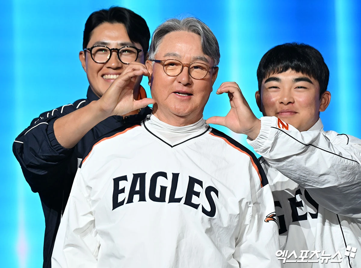 26일 오후 서울 송파구 롯데호텔 월드에서 열린 ‘2026 신한은행 SOL KBO’ 미디어데이, 한화 채은성 김경문 감독 문현빈이 포즈를 취하고 있다. 잠실, 김한준 기자