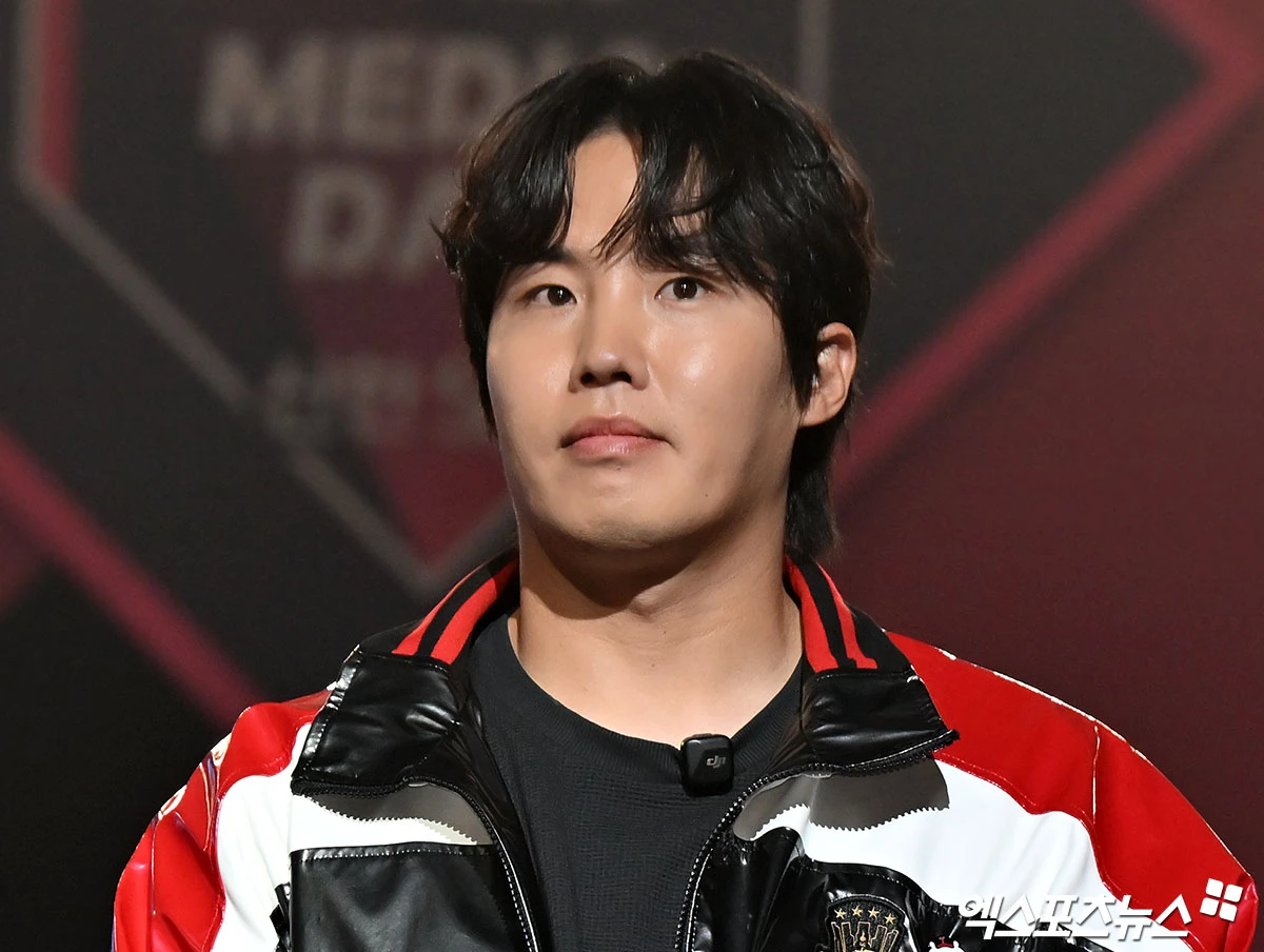 26일 오후 서울 송파구 롯데호텔 월드에서 열린 ‘2026 신한은행 SOL KBO’ 미디어데이, LG 임찬규가 포즈를 취하고 있다. 잠실, 김한준 기자