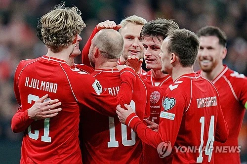 홍명보 감독이 이끄는 대한민국 축구 국가대표팀(A대표팀)의 2026 국제축구연맹(FIFA) 북중미 월드컵(캐나다·미국·멕시코 공동개최) 조별리그 첫 상대는 덴마크와 체코간 경기 승자로 압축됐다. 유럽축구연맹(UEFA) 플레이오프 패스D 준결승에서 덴마크와 체코가 각각 승리를 거두며 마지막 관문에 진출했고, 양 국가 간 결승전 승자가 한국과 같은 A조에서 첫 경기를 치르게 된다. 이번 월드컵 유럽 플레이오프는 16개국이 네 갈래 길로 나뉘어 단판 승부를 펼치는 토너먼트다. 각 패스의 우승국만이 월드컵 본선 진출권을 손에 넣는 구조이기에 더욱 처절한 승부가 펼쳐졌다.연합뉴스