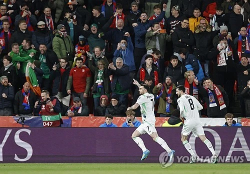 홍명보 감독이 이끄는 대한민국 축구 국가대표팀(A대표팀)의 2026 국제축구연맹(FIFA) 북중미 월드컵(캐나다·미국·멕시코 공동개최) 조별리그 첫 상대는 덴마크와 체코간 경기 승자로 압축됐다. 유럽축구연맹(UEFA) 플레이오프 패스D 준결승에서 덴마크와 체코가 각각 승리를 거두며 마지막 관문에 진출했고, 양 국가 간 결승전 승자가 한국과 같은 A조에서 첫 경기를 치르게 된다. 이번 월드컵 유럽 플레이오프는 16개국이 네 갈래 길로 나뉘어 단판 승부를 펼치는 토너먼트다. 각 패스의 우승국만이 월드컵 본선 진출권을 손에 넣는 구조이기에 더욱 처절한 승부가 펼쳐졌다.연합뉴스